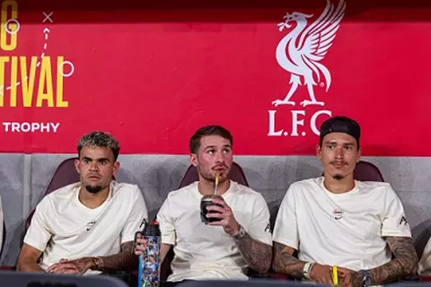 سلوت يكشف سبب غياب دياز ونونيز عن ودية ميلان